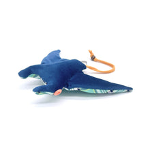 Load image into Gallery viewer, Mobula Munkiana Ray Keychain
