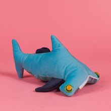Cargar imagen en el visor de la galería, Peluche tiburón martillo NOMELLAMO animales de Costa Rica