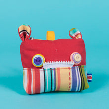 Load image into Gallery viewer, Monedero monstruo con orejas de tela de colores y un compartimento NOMELLAMO