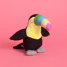 Load image into Gallery viewer, Peluche tucán arcoiris NOMELLAMO animales de Costa Rica